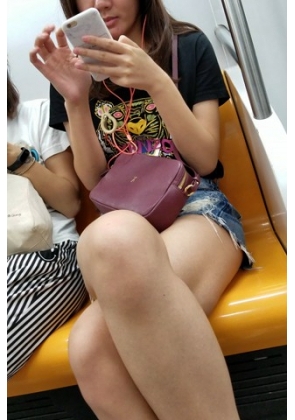 4K – 街拍热裤美腿美眉地铁上玩手机 [795 MB/MP4]