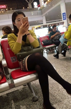 车站花纹包臀裙黑色丝袜红色皮鞋漂亮女神