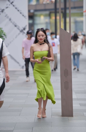 视觉冲击街拍作品 – 抹胸美少妇