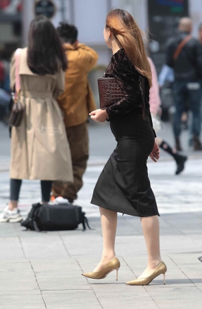 肉丝高跟街拍熟妇-13P