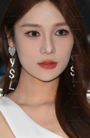 241118-32=69√白色开衩包臀裙车模 12P