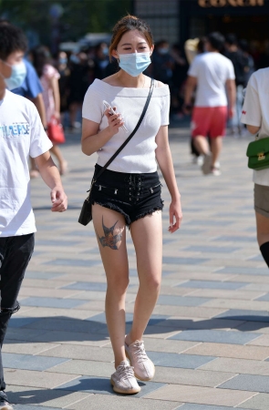 小默街拍作品 – 牛仔热裤小美女