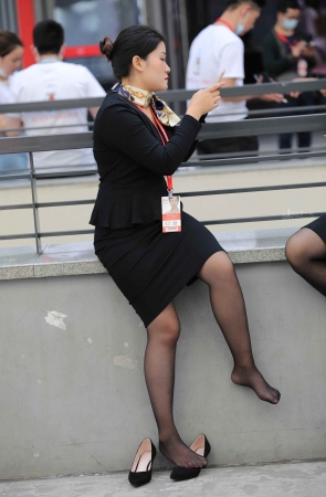 室外罕见两位黑 丝高 跟xiao shou脱鞋休息