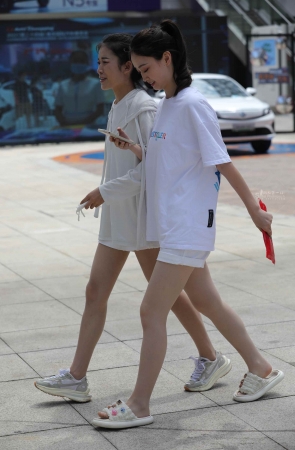 【街拍心灵】车展礼仪累了喜欢穿拖鞋肉 丝美zu哇噻