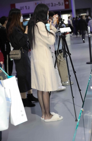 【街拍心灵】汽车主播累了街拍高跟换穿鞋拖黑丝哇塞