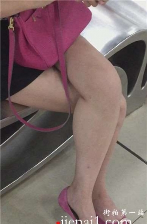商场休息区拍摄美腿玉足美眉，粉色小平底鞋加分不少。