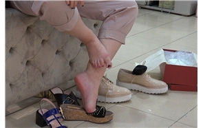 4K – 白里透红玉足妹子鞋店试鞋 [2.22 GB/MP4]