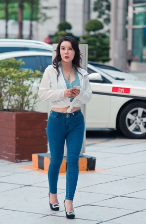 紧身牛仔模拍美女高清原图