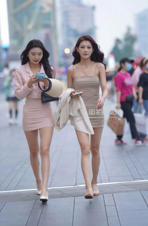 街拍大长腿美女闺蜜