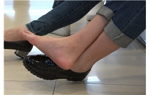 相当高挑苗条骨感少女试鞋，美足更是鲜嫩 [2.27 GB/MP4]