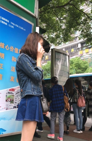 等车的牛仔超短裙极品白腿苗条身材漂亮美女