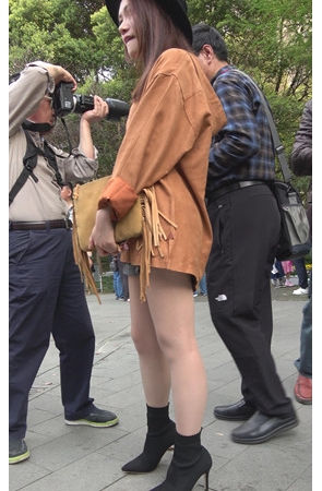 戴着黑色帽子的漂亮美女