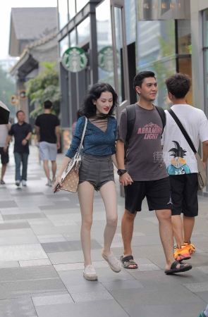 街拍高腰热裤白皙美眉