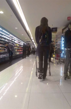 逛超市的苹果臀紧身裤少妇