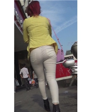 街拍肉肉的圆臀紧身裤美女 [979 MB]