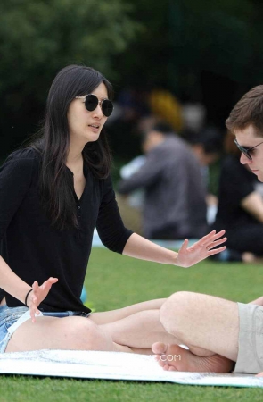 街拍极品身材美腿姐姐 1