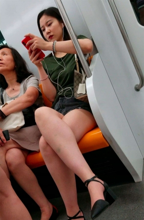 街拍交通工具上的高跟美女