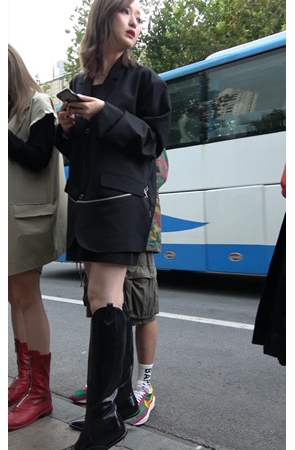 漂亮的黑色高靴气质美女