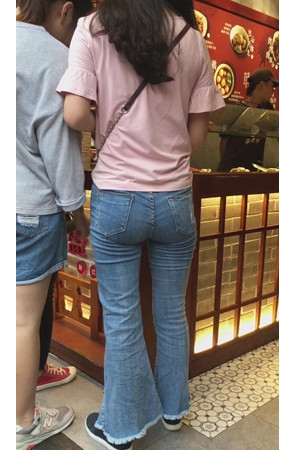 牛仔喇叭裤妹子