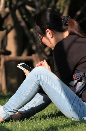 No1451 墨镜气质少妇的丝足阅读时光