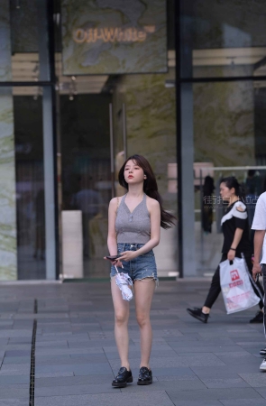 气质小妞真漂亮~