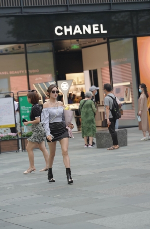 抱着花花的包屯黑裙美女