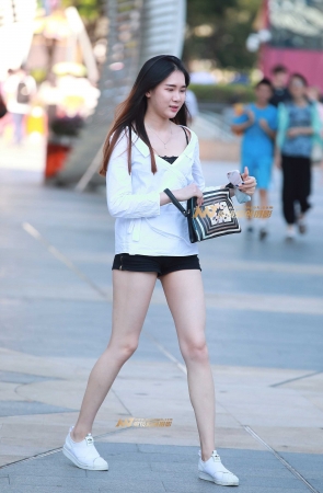 热裤，美腿，运动鞋