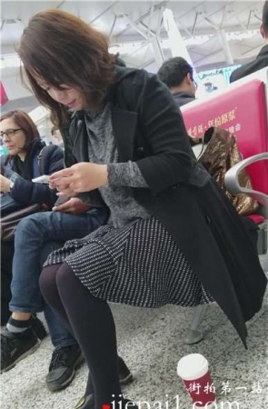 4k-高铁站候车室拍摄黑丝短裙极品甜美女孩。