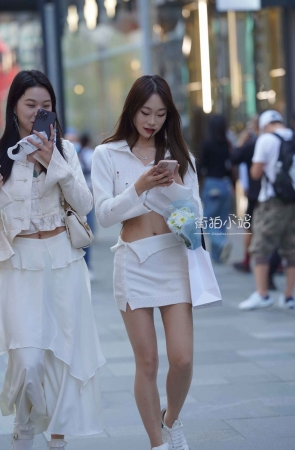 喜欢穿丝袜的白裙小姐姐