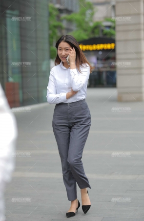 下班途中偶遇公司女白领