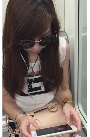 戴着墨镜的小姐姐[112M/MP4]