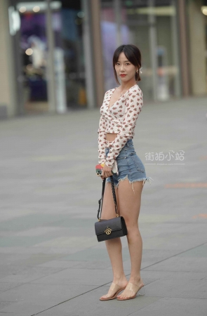 另一个版本的骨感热牛小姐姐