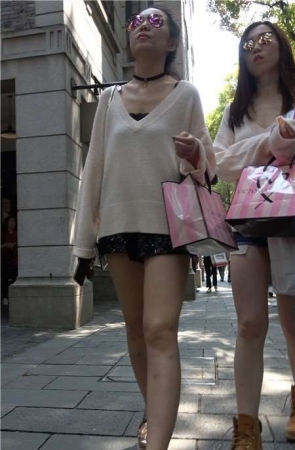 4k-街拍酷酷的热裤美女姐妹花、身材颜值不错 [2.27 GB]