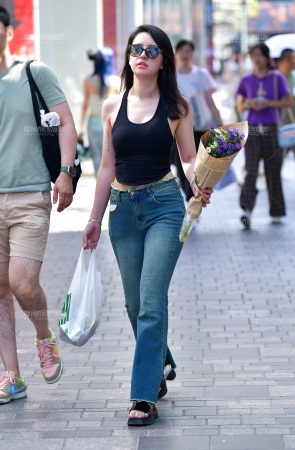 鲜花牛仔紧身裤美女