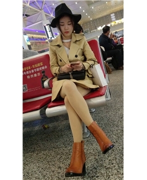 4k-高铁站候车室拍摄长腿肉丝高跟鞋女神，颜值超高。