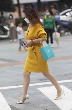 诱惑肉丝街拍高跟