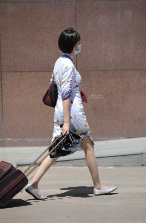 【街拍心灵】旗袍超薄街拍灰丝空姐下班了