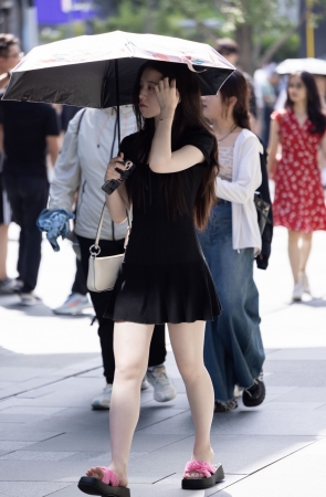 230630-8=13 街拍黑裙白皙小姐姐