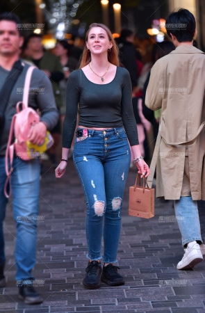 饱满牛仔裤美女