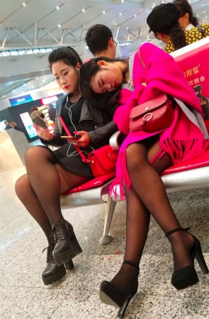 一个睡着了一个在玩手机