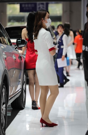 【街拍心灵】车展品牌大使街拍肉丝美腿高跟
