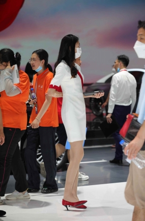 【街拍心灵】红旗车展品牌大使超薄肉丝美腿街拍高跟