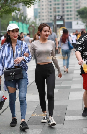 落落大方的蜜桃运动裤女孩