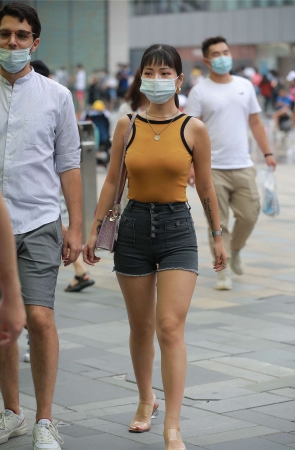 玻璃街拍作品 – 性感黑色热裤女友