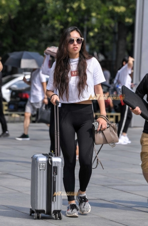 拉箱紧身黑裤美女