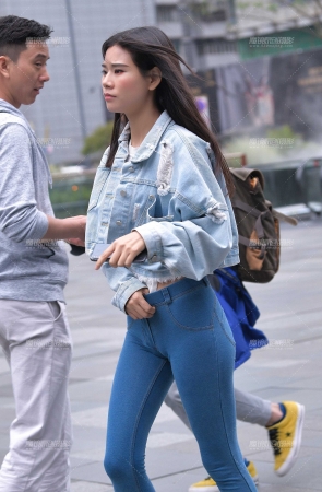 细雨中的蜜桃裤翘臀美眉