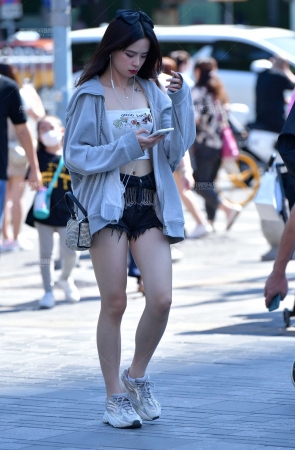 漂亮牛仔热裤美女