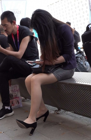 4K – 街拍黑色高跟、肉色丝袜展会美女OL [1.78 GB/MP4]