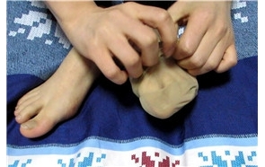 牛人约清纯妹纸床上展示丝足美脚丫