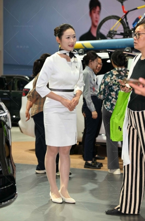 热情工作中的白裙礼仪